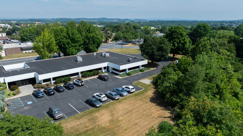 850 N Wyomissing Blvd, Wyomissing, PA for lease - Building Photo - Image 1 of 39