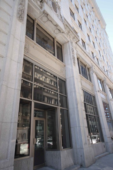 888 Rue Saint-François-Xavier, Montréal, QC for sale - Building Photo - Image 1 of 1