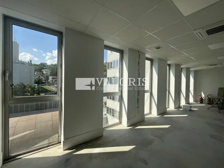 Office in Lyon for lease - Interior Photo - Image 3 of 12