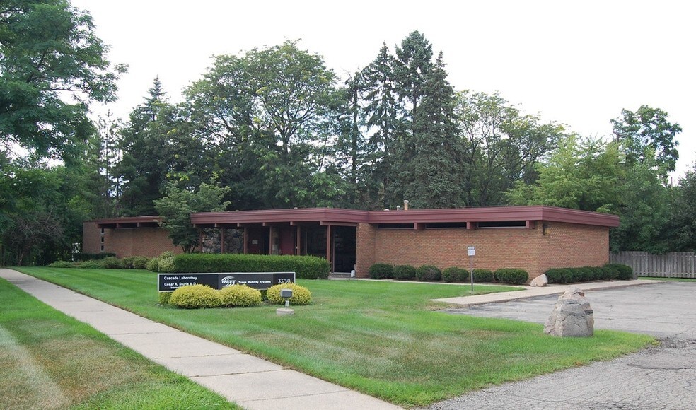 33750 Freedom Rd, Farmington, MI 48335