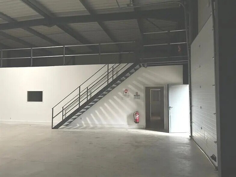 Flex in Chambray-lès-Tours for lease - Interior Photo - Image 1 of 6