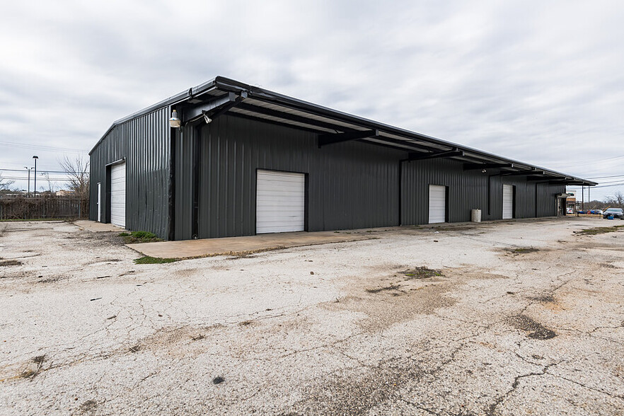 704 W University Ave, Georgetown, TX for lease - Building Photo - Image 1 of 27