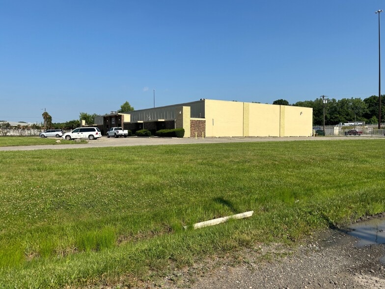 5840-5860 E 25th St, Indianapolis, IN for sale - Building Photo - Image 1 of 6