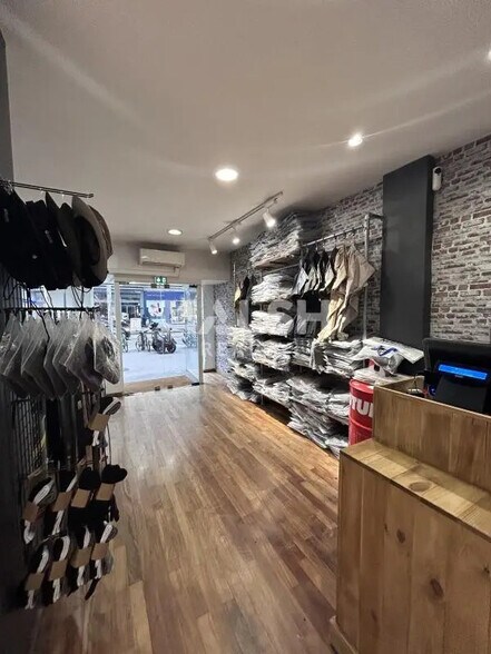 Retail in Lyon for lease - Interior Photo - Image 2 of 4