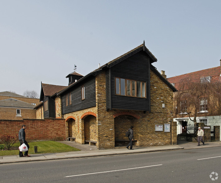 37 Half Acre, Brentford for sale - Building Photo - Image 1 of 1