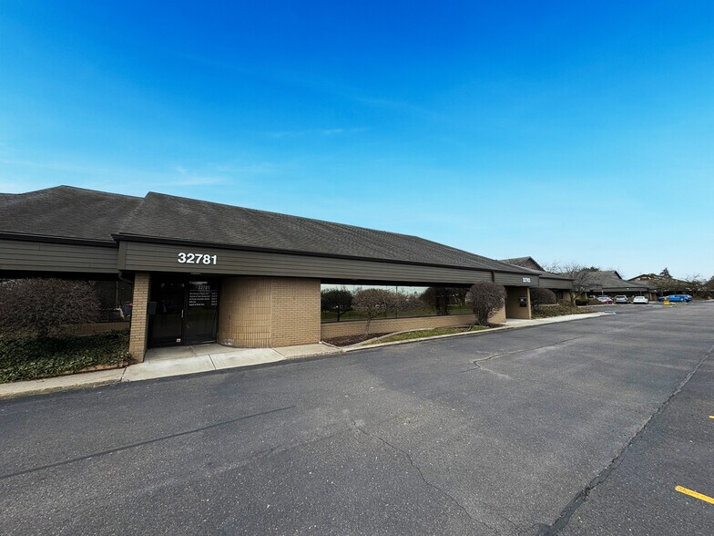 32781-32783 Middlebelt Rd, Farmington Hills, MI for sale - Building Photo - Image 1 of 6