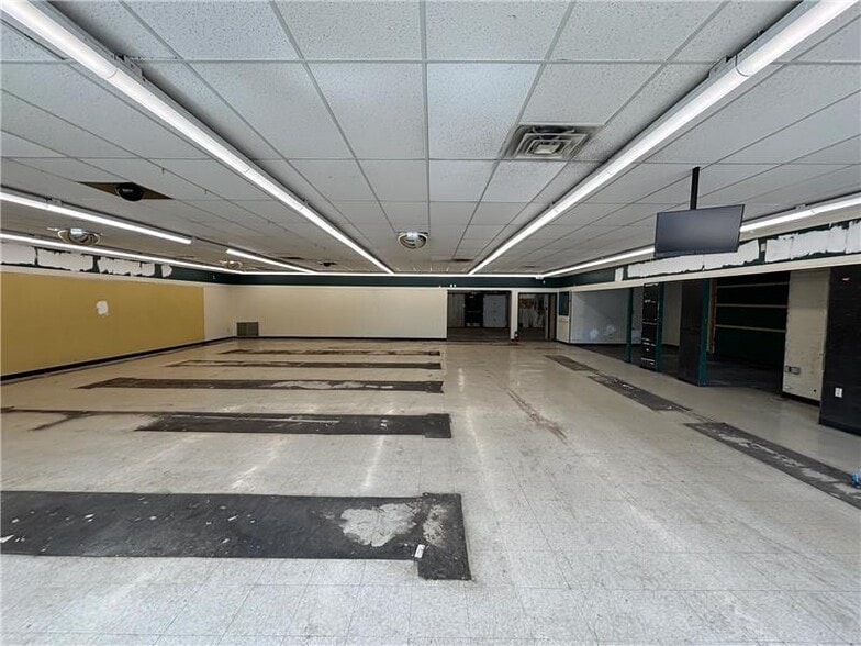 4700 Parallel Pky, Kansas City, KS for sale - Interior Photo - Image 3 of 6