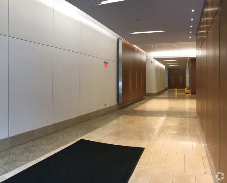 325 John H McConnell Blvd, Columbus, OH for sale - Lobby - Image 1 of 1