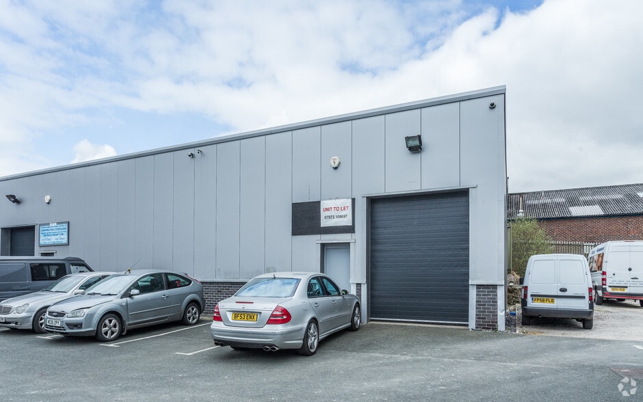 Broadway, Hyde for lease - Building Photo - Image 2 of 3