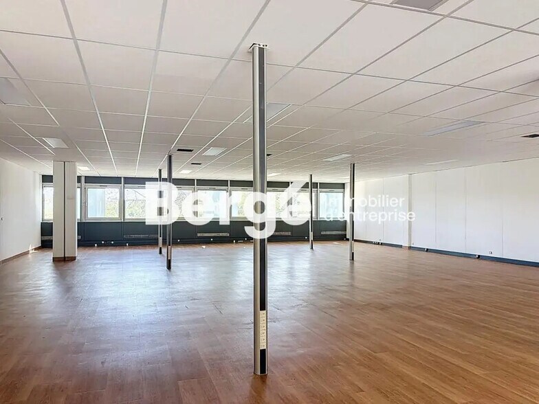 Office in Valbonne for lease - Building Photo - Image 2 of 21