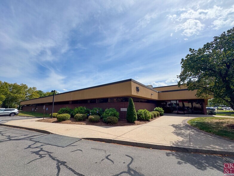 15 Palomba Dr, Enfield, CT for sale - Primary Photo - Image 1 of 2