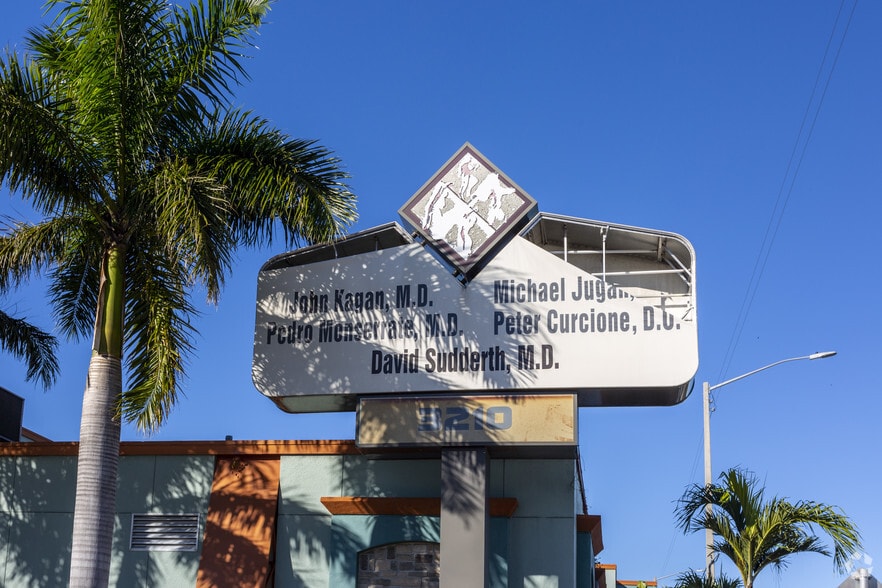 3210 Cleveland Ave, Fort Myers, FL for lease - Building Photo - Image 3 of 5