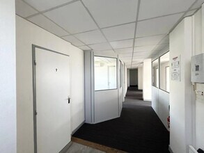 53 Rue De Saint-Cyr, Lyon for lease Interior Photo- Image 2 of 8