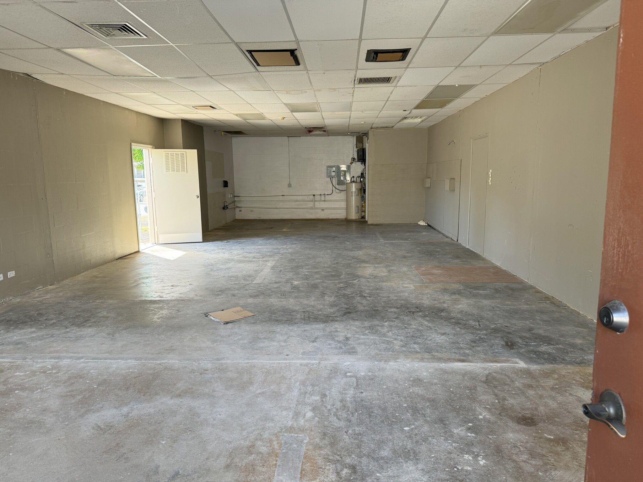 930 Hauoli St, Honolulu, HI for lease Interior Photo- Image 1 of 4