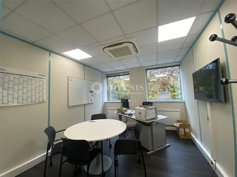 Office in Voisins-le-Bretonneux for lease - Interior Photo - Image 2 of 5