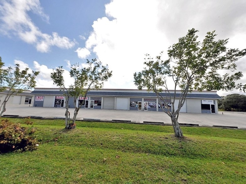 1532 SE Village Green Dr, Port Saint Lucie, FL for sale - Building Photo - Image 1 of 1