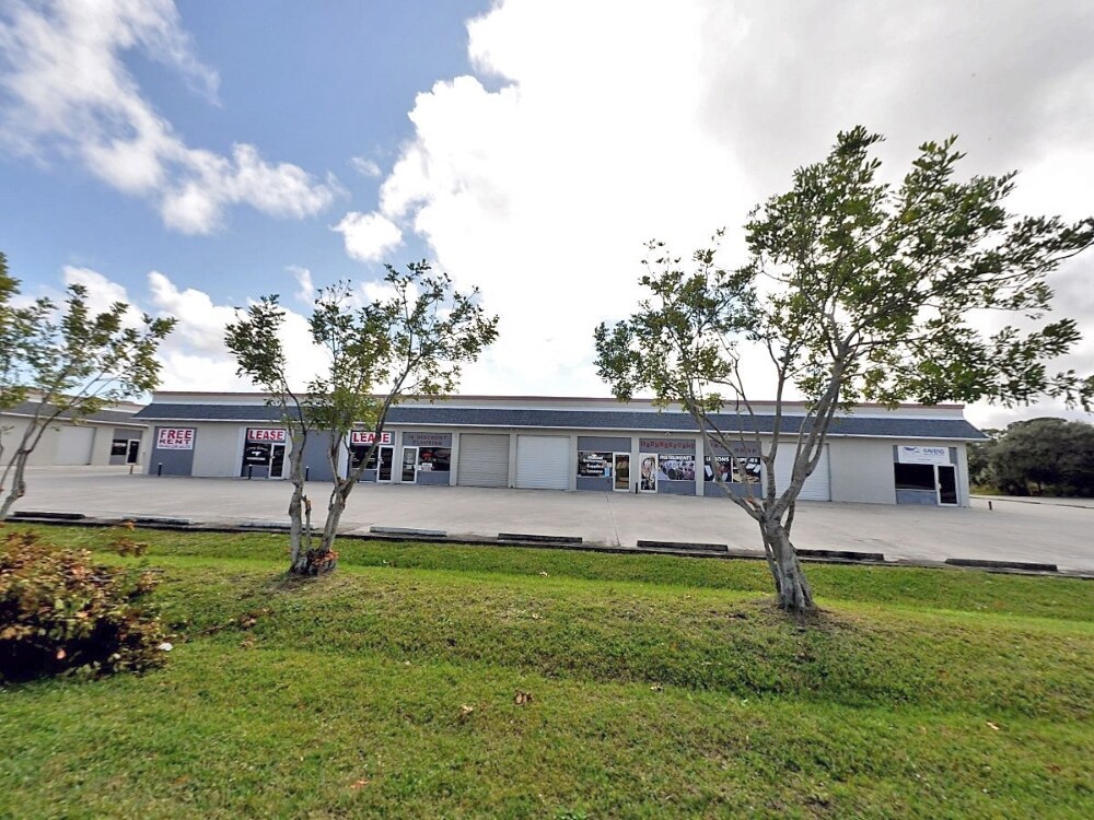 1532 SE Village Green Dr, Port Saint Lucie, FL for sale Building Photo- Image 1 of 1