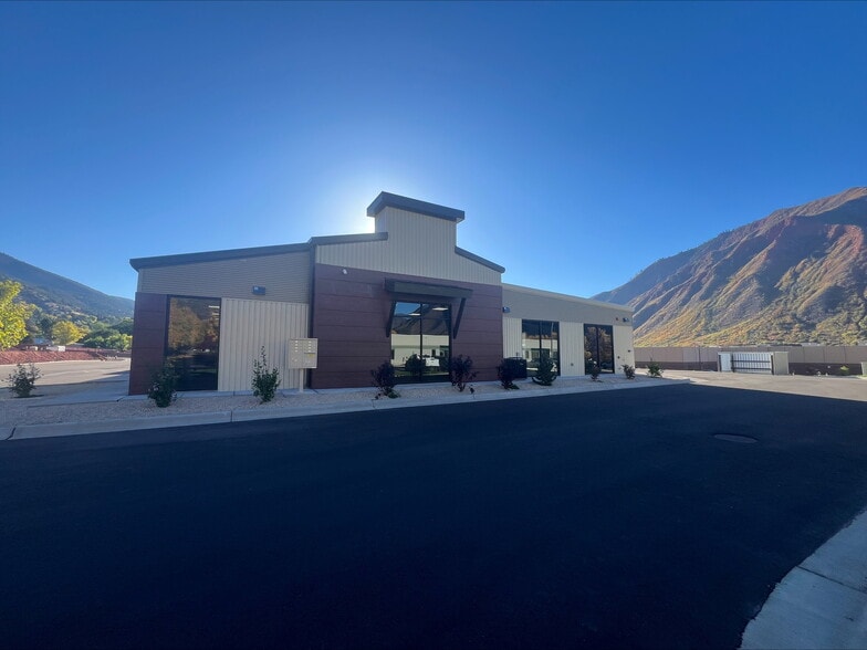 304 Center Dr., Glenwood Springs, CO for lease - Building Photo - Image 2 of 6