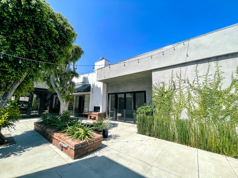 8270-8272 Melrose Ave, Los Angeles, CA for lease - Building Photo - Image 2 of 4