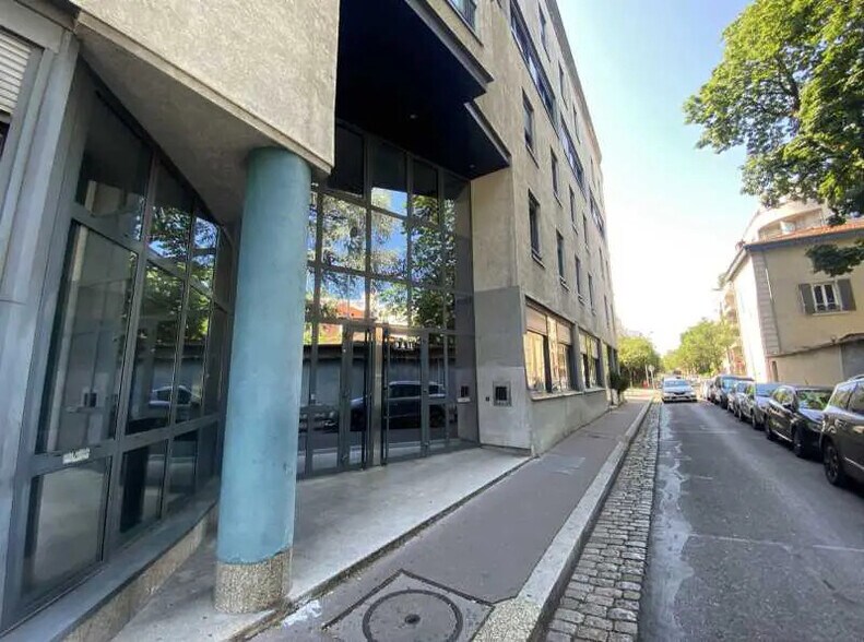 Office in Lyon for lease - Building Photo - Image 2 of 9
