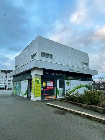 Retail in Vannes for sale - Building Photo - Image 1 of 2