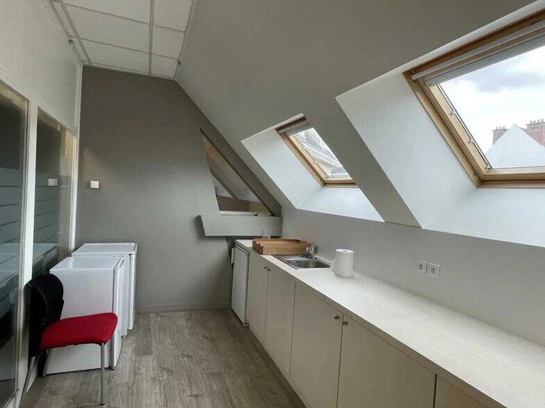 Office in Beauvais for lease - Building Photo - Image 3 of 10