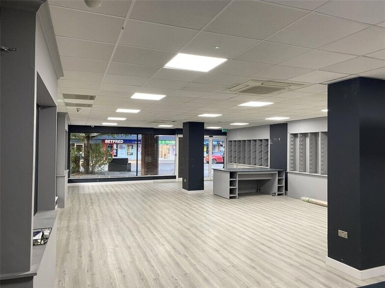 96 Victoria Rd, Horley for lease - Interior Photo - Image 2 of 4