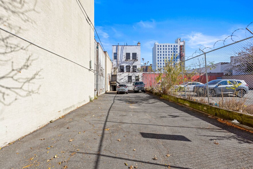 117 Osborn Street, Brooklyn, NY for sale - Building Photo - Image 1 of 4