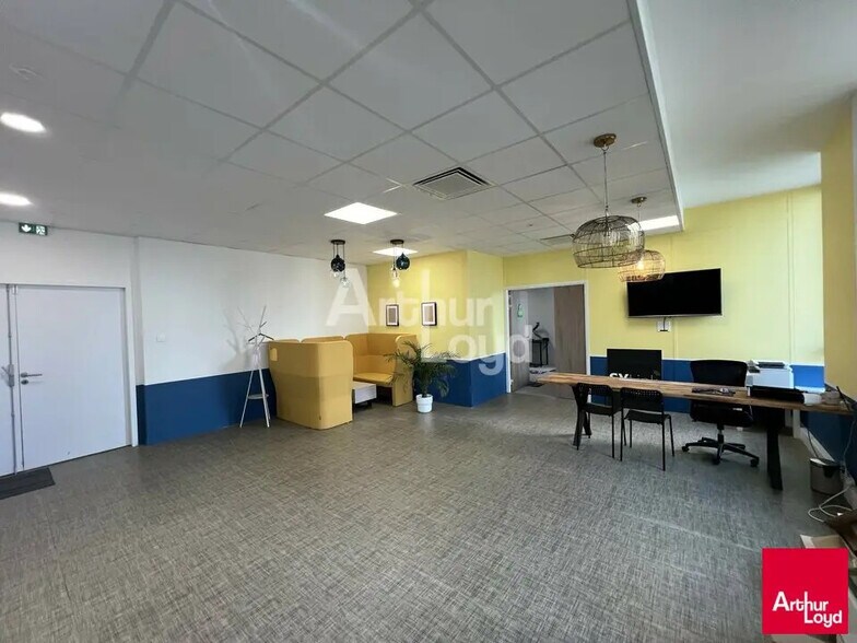 Office in Saint-Jacques-de-la-Lande for lease - Building Photo - Image 2 of 6