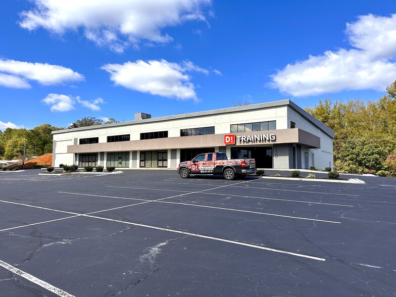 130 W Springbrook Dr, Johnson City, TN for lease - Building Photo - Image 2 of 6