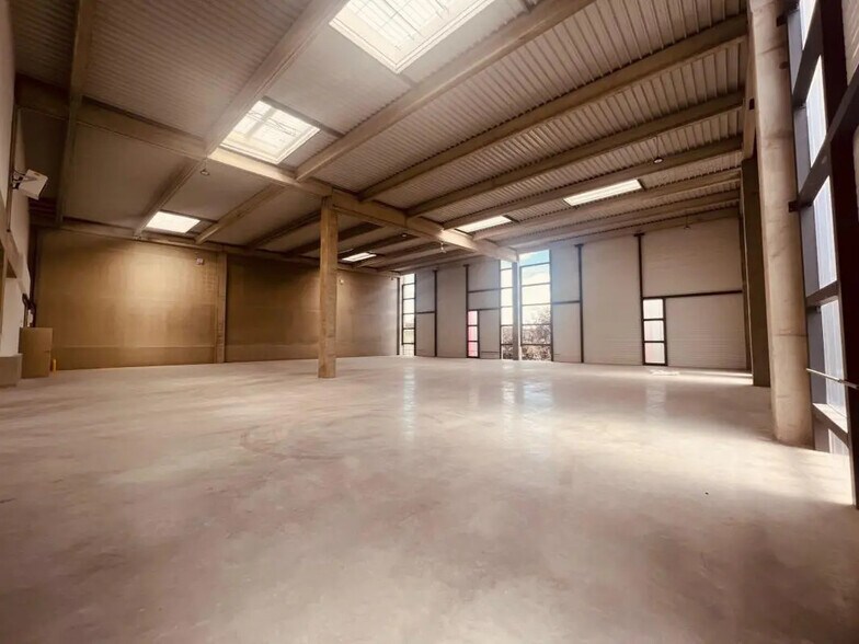 Flex in Élancourt for lease - Building Photo - Image 3 of 27