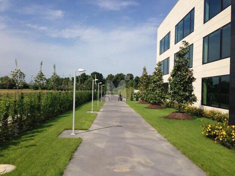 Office in Lieusaint for lease - Building Photo - Image 3 of 4