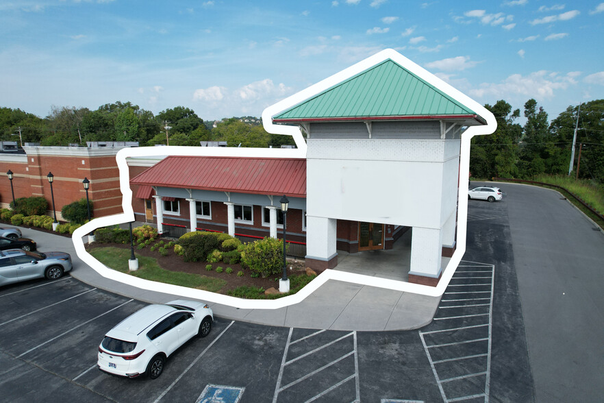 605-699 Parkway, Sevierville, TN for lease - Building Photo - Image 1 of 16