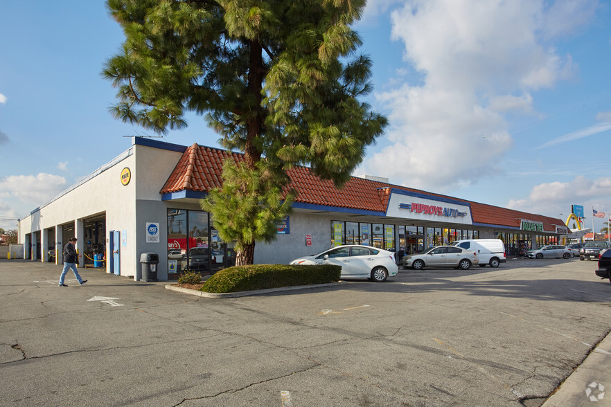 10207-10237 Lakewood Blvd, Downey, CA for lease - Primary Photo - Image 1 of 2