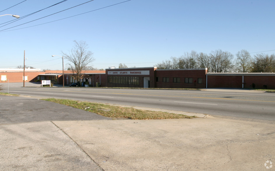 2016-2024 E Market St, Greensboro, NC for lease - Building Photo - Image 3 of 9