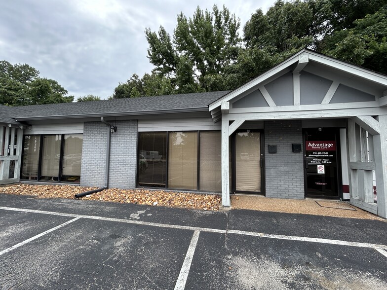 231 N Parkway, Jackson, TN for lease - Building Photo - Image 1 of 2