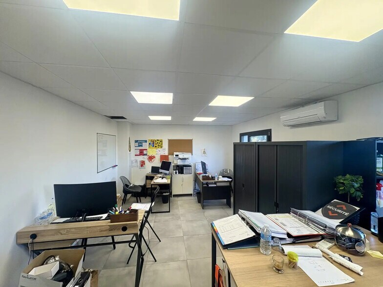 Office in Velaux for lease - Interior Photo - Image 2 of 3