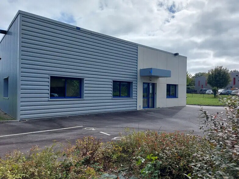 Flex in Treillières for lease - Building Photo - Image 1 of 6