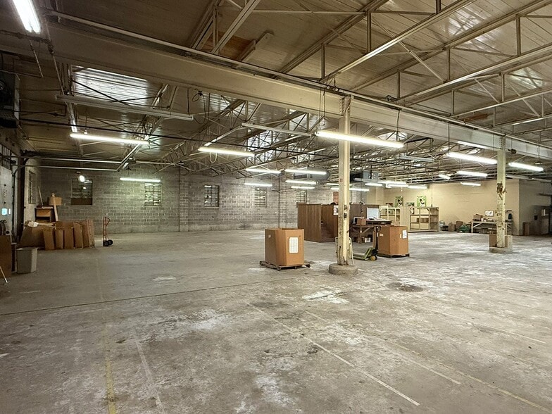 1905 W Gentry Pky, Tyler, TX for lease - Interior Photo - Image 2 of 6