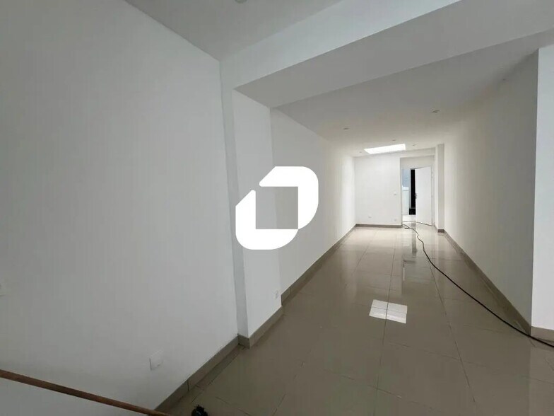 Retail in Estaires for lease - Interior Photo - Image 3 of 12