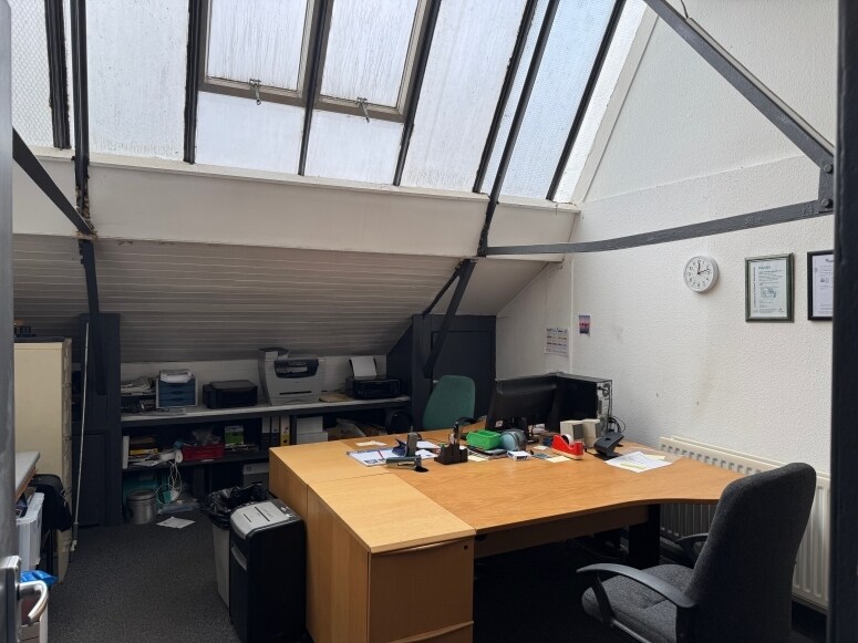 Kings Rd, Addlestone for lease - Building Photo - Image 3 of 11