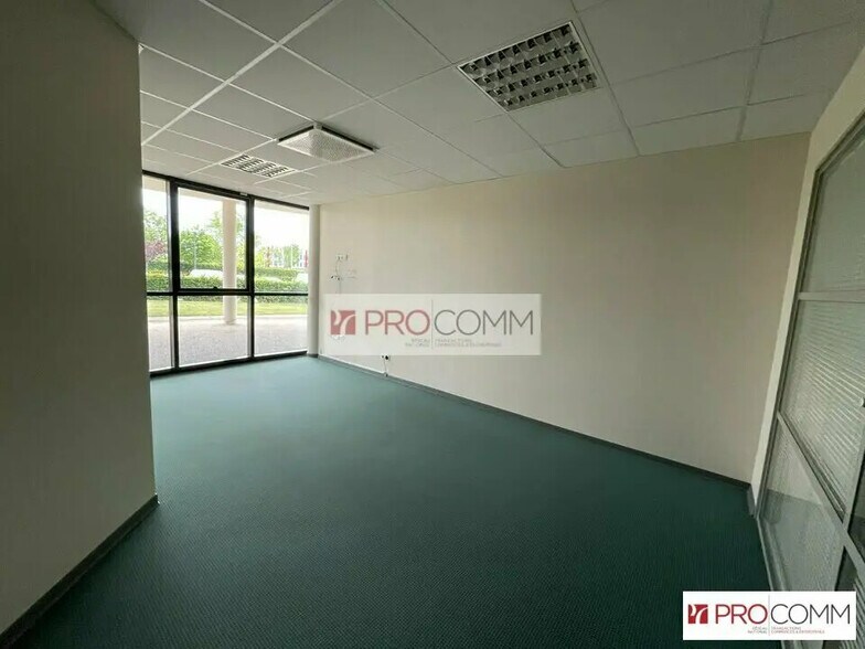 Office in Chartres for lease - Interior Photo - Image 2 of 10