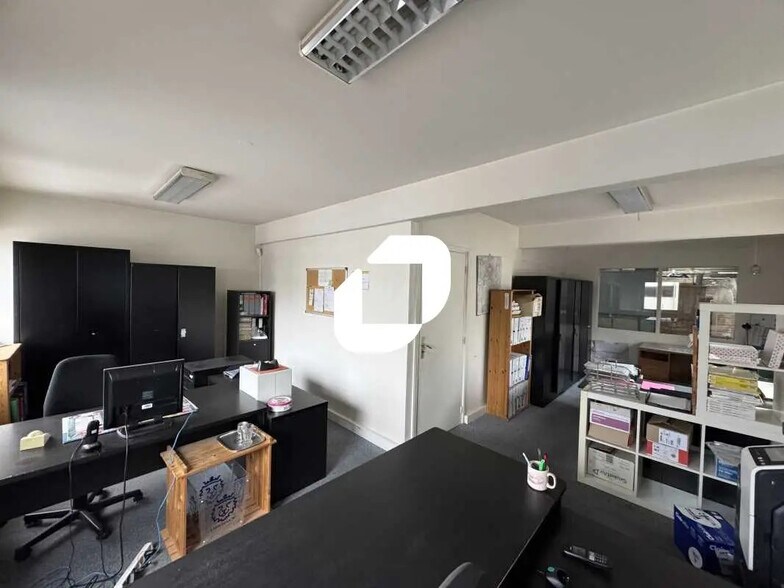 Flex in L'HAY-LES-ROSES for lease - Interior Photo - Image 2 of 6