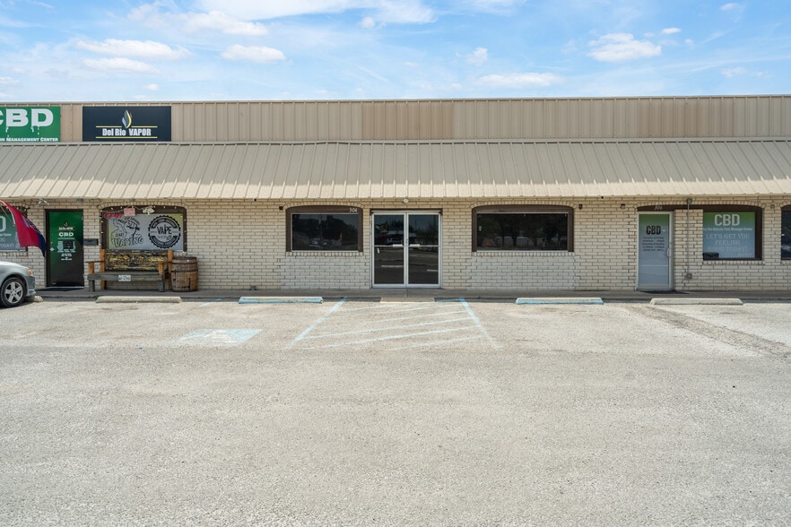 300-310 Margaret Ln, Del Rio, TX for lease - Building Photo - Image 2 of 20
