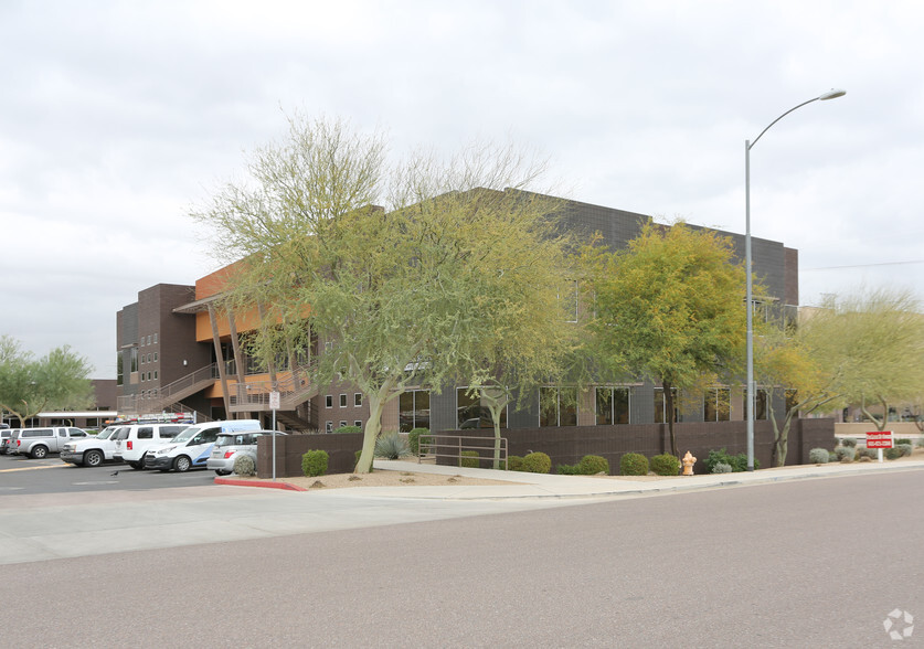 2060 W Whispering Wind Dr, Phoenix, AZ for lease - Primary Photo - Image 1 of 37