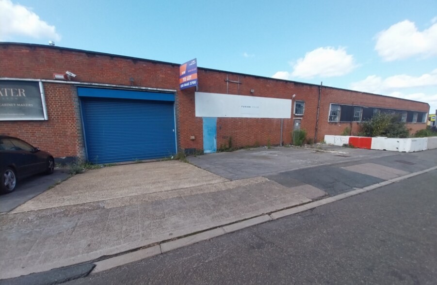 7 Davis Rd, Chessington for sale - Building Photo - Image 1 of 1