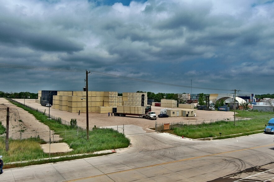 1387 Fulghum Rd, Wilmer, TX for lease - Building Photo - Image 2 of 7