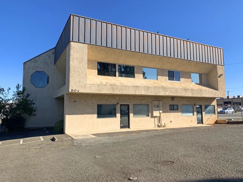 804 E Cypress Ave, Redding, CA for lease - Building Photo - Image 1 of 12