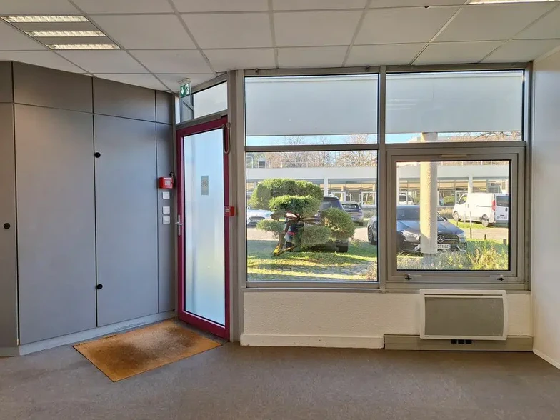 Office in Pessac for sale - Interior Photo - Image 1 of 6