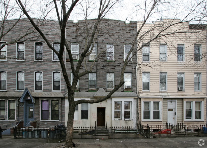 371 Menahan St, Brooklyn, NY for sale - Building Photo - Image 3 of 3